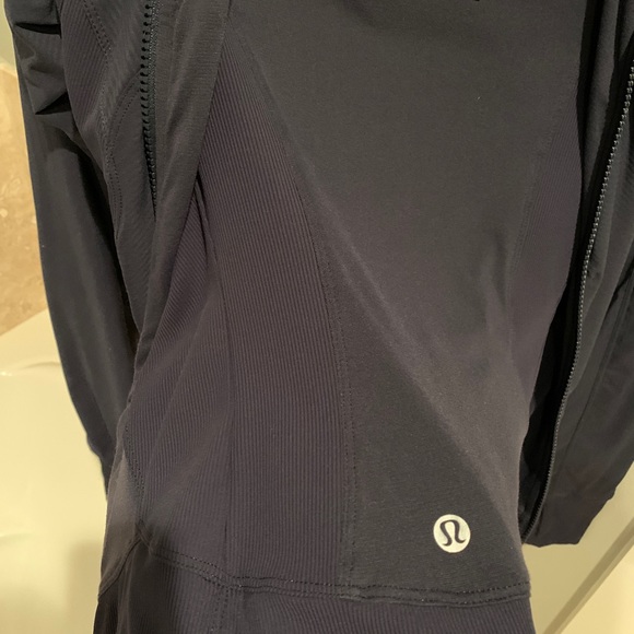 Lululemon navy zip up reversible hoodie never worn - Picture 5 of 6